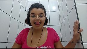 Tirando a roupa e escrevendo o nome do xvideos