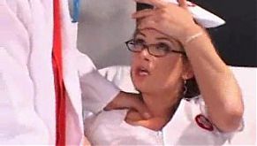 Трахает зрелую медсестру во все дырочки