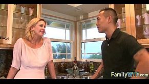 Заставил мамочку делать минет