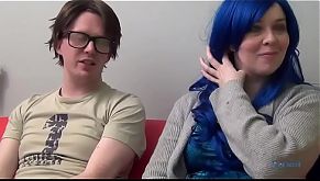 Un fan baise Stella Cox grâce à sa sœur.