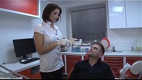 Une jeune dentiste, obligée de donner sa chatte, pour eviter la plainte du client à son patron.