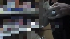 Vídeo amador mostra mulheres bêbadas seminuas em loja no posto de gasolina