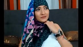 Пышная арабка позирует перед камерой