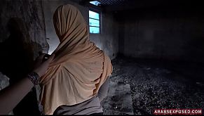 Красивая арабка умело сосет член