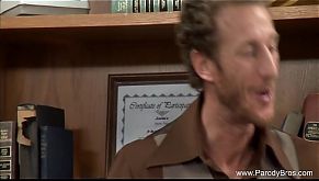 Взрослый мужик заставил молодую рыжуху сосать член