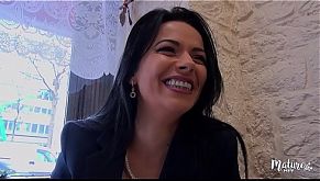 Cosmina, une mature sexy ferait tout pour le plaisir de son mari, même le tromper