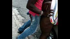 Темнокожий трахает свою пышнозадую женщину на улице
