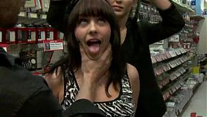 Даму публично трахнули несколько мужчин