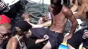 Вздрочнула по очереди темнокожим парням в лодке