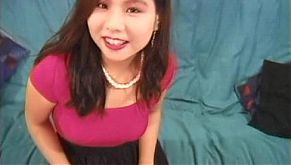 Японская медсестра берет глубоко член в рот