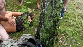 Мужик продаёт свою жену всем желающим