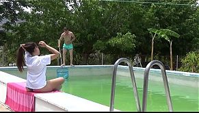 Mi novio me mira tomando el sol mientras el chico de mantenimiento limpia nuestra piscina. Mi novio le paga un dineral así que además de limpiarme la piscina me enseña el culo