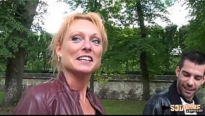 Mendy, la milf très sexy se fait enculer en extérieur