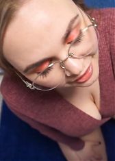 Сисястая в очках трахается с мужем