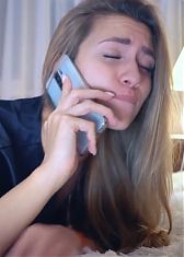 Горячая сучка болтает с мужем по телефону, пока ее трахает любовник