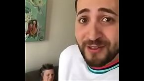 بنت و امها الديوثة يحبون الرضاعة من انطونيو