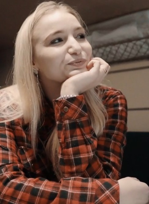 Блондинка соблазнила незнакомца в поезде и сделала ему минет Блондинка соблазнила незнакомца в поезде и сделала ему минет