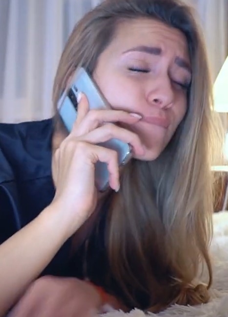 Горячая сучка болтает с мужем по телефону, пока ее трахает любовник