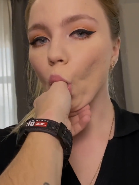 После новогодней вечеринки решил трахнуть незнакомку пока жена спала После новогодней вечеринки решил трахнуть незнакомку пока жена спала